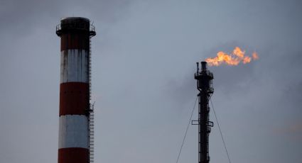 Secretario de Energía de EU afirma que petrolero cruzó el estrecho de Ormuz y precios de crudo caen cerca de 11%; Casa Blanca lo niega