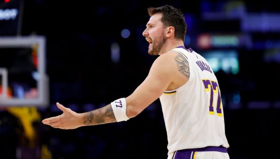 Luka Doncic, estrella de los Lakers, es multado por la NBA con 50 mil dólares tras hacer "un gesto inapropiado" al árbitro