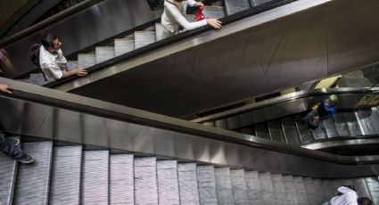 Muere usuario del Metro de la CDMX tras caer de las escaleras en la estación Camarones