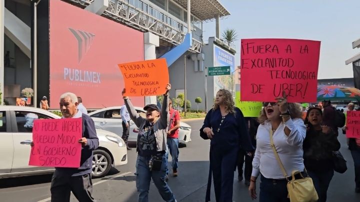 Bloqueo de taxistas desata caos en la Terminal 1 del AICM; amagan con plantón