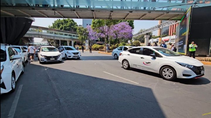 Taxistas logran acuerdo a su favor después de bloqueo del AICM; liberan la Terminal 1 tras dos horas y media