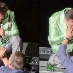 Emociona a Cristian Castro presencia de Julio César Chávez en su concierto en el Auditorio: pide ovación y le besa la mano