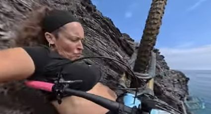 Ciclista se salva de caer de un barranco mientras grababa un video y recibe críticas por arriesgar su vida al no soltar su bicicleta