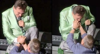 Emociona a Cristian Castro presencia de Julio César Chávez en su concierto en el Auditorio: pide ovación y le besa la mano