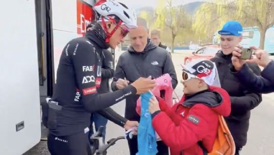 “¡Eres un grande, rómpela!”: un niño italiano se rinde al mexicano Isaac del Toro tras pedirle un autógrafo en la carrera Tirreno-Adriático