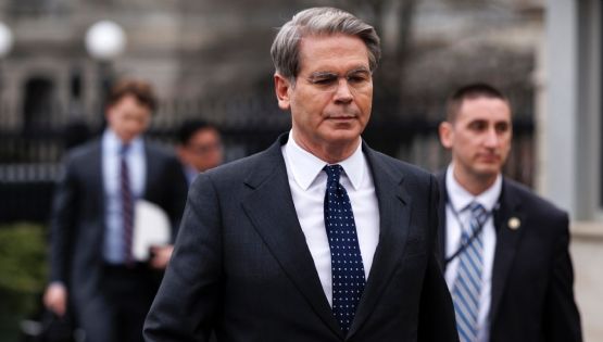 Gobierno de Trump autoriza comprar temporalmente petróleo a Rusia ante aumento de precios