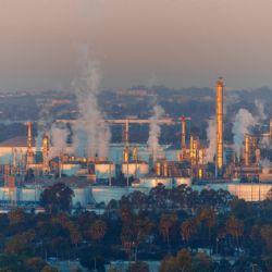 Oferta mundial de petróleo podría tener un recorte de ocho millones de barriles por día, advierte AIE ante cierre del estrecho de Ormuz