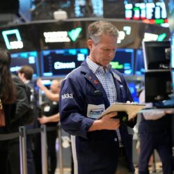 Wall Street cierra la jornada en rojo tras una semana marcada por amenazas en el estrecho de Ormuz