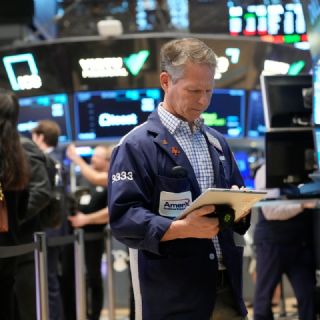 Wall Street cierra la jornada en rojo tras una semana marcada por amenazas en el estrecho de Ormuz