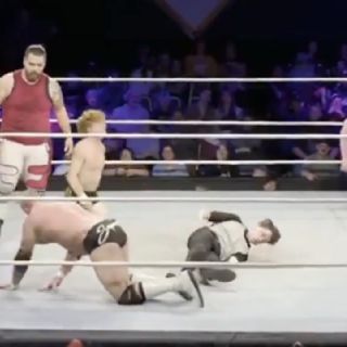 Réferi de lucha libre recibe terrible golpe y su cabeza azota contra la lona: convulsiona en el ring