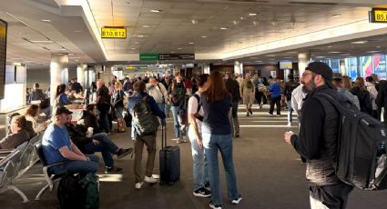 Suspenden vuelos en cuatro aeropuertos de EU por fuerte olor químico en centro de control