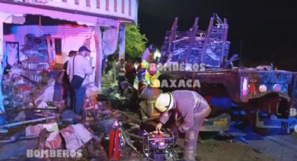 Camión cargado de madera se estrella contra una casa en Oaxaca; deja dos muertos y ocho heridos