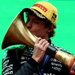 Kimi Antonelli, piloto de Mercedes de 19 años, rompe en llanto tras ganar su primera carrera en la Fórmula Uno