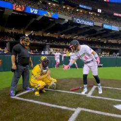 ¡Toque de humor! Los Savannah Bananas, equipo de beisbol de exhibición, hacen parodia viral del saludo fallido entre Randy Arozarena y Cal Raleigh
