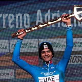 ¡‘Torito’, campeón! El mexicano Isaac del Toro conquista la carrera Tirreno Adriático