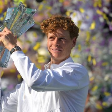 Jannik Sinner derrota en dos sets al sorprendente Daniil Medvedev para ganar el Indian Wells