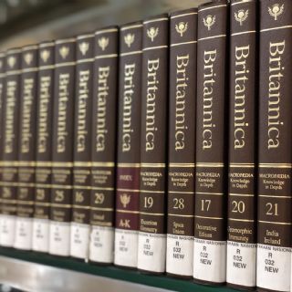 La Enciclopedia Británica demanda a OpenAI por usar su información para entrenar a la IA