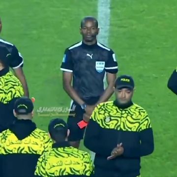 Árbitro decreta el final de un partido y de inmediato alista la tarjeta roja, en caso de reclamos