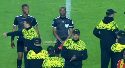 Árbitro decreta el final de un partido y de inmediato alista la tarjeta roja en caso de que se le acercaran a reclamarle