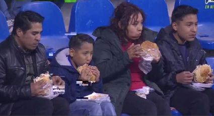 Cena y futbol: familia se vuelve viral al ser captada disfrutando de unas cemitas durante el partido Puebla vs Necaxa