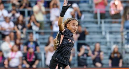 Futbolista de la liga femenil de EU reaparece en medio de una gran ovación 10 meses después de haber colapsado en pleno partido y recibir RCP