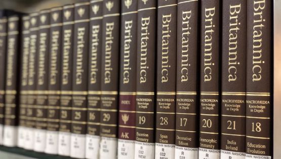 La Enciclopedia Británica demanda a OpenAI por usar su información para entrenar a la inteligencia artificial