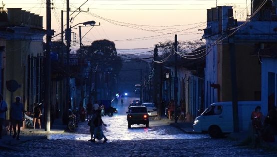 Colapsa la red eléctrica de Cuba: toda la isla se queda sin servicio de luz