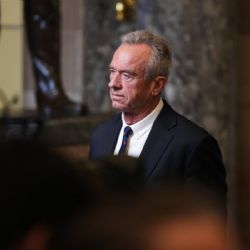 Decisión judicial revierte temporalmente políticas sobre vacunas de Robert Kennedy  Jr.