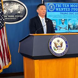 FBI incluye por primera vez a un ciberdelincuente en la lista de los 10 más buscados; está ligado al Tren de Aragua