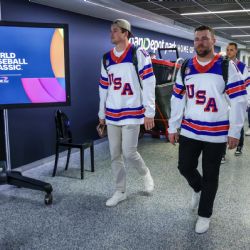 El equipo de Estados Unidos llega a la Final del Clásico Mundial de Beisbol con los jerseys de los campeones de hockey en JO de Invierno