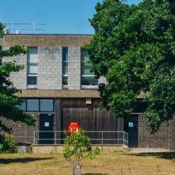 Suspenden exámenes presenciales en universidad de Inglaterra por brote de meningitis; van dos muertos