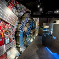 Detectan una nueva partícula similar al protón, pero cuatro veces más pesada