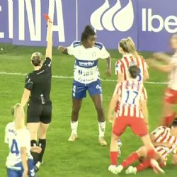 ¡Agárrenla! Jugadora amenaza con soltar puñetazos tras ser expulsada por empujar a una rival y es contenida por sus compañeras