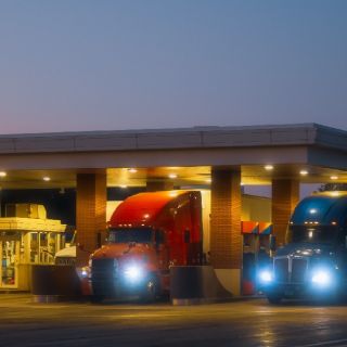 El diésel en EU rebasa los cinco dólares por galón tras conflicto contra Irán y cierre de Ormuz