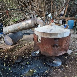 Encuentran laboratorio clandestino en Culiacán y aseguran 800 kilos de metanfetamina