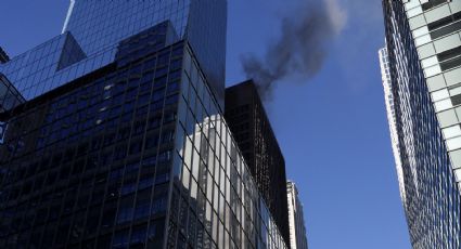 Incendio en rascacielos de Manhattan deja espesa columna de humo poco antes del desfile del Día de San Patricio