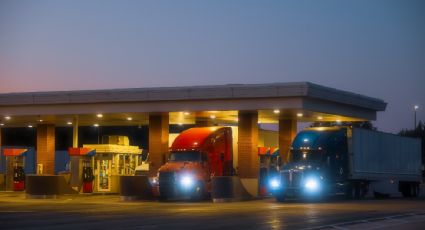 El diésel en EU rebasa los cinco dólares por galón tras conflicto contra Irán y cierre de Ormuz