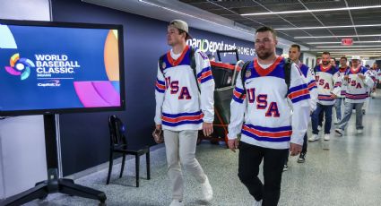 El equipo de Estados Unidos llega a la Final del Clásico Mundial de Beisbol con los jerseys de los campeones de hockey en JO de Invierno