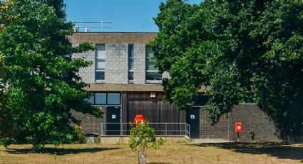 Suspenden exámenes presenciales en universidad de Inglaterra por brote de meningitis; van dos muertos