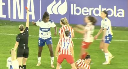 ¡Agárrenla! Jugadora amenaza con soltar puñetazos tras ser expulsada por empujar a una rival y es contenida por sus compañeras