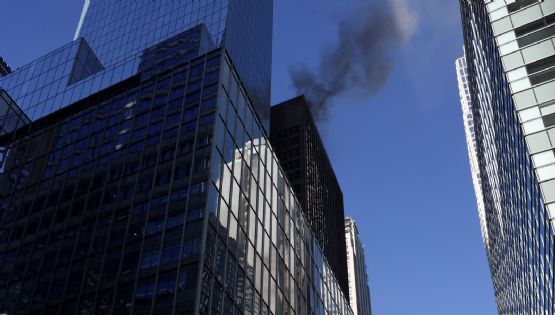 Incendio en rascacielos de Manhattan deja espesa columna de humo poco antes del desfile del Día de San Patricio