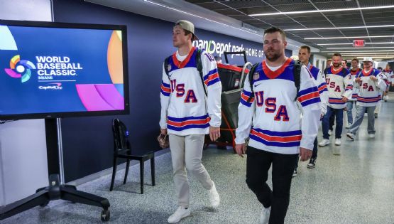 El equipo de Estados Unidos llega a la Final del Clásico Mundial de Beisbol con los jerseys de los campeones de hockey en JO de Invierno