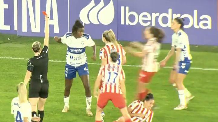 ¡Agárrenla! Jugadora amenaza con soltar puñetazos tras ser expulsada por empujar a una rival y es contenida por sus compañeras