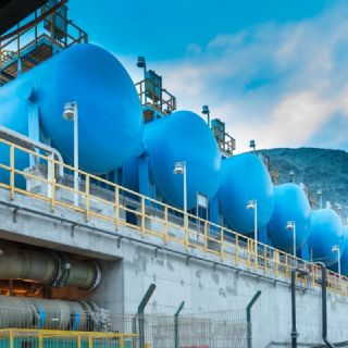 El agua potable bajo asedio en el conflicto con Irán: reportan ataques a plantas desalinizadoras