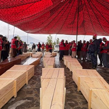 Despiden en funeral masivo a un grupo de las 400 víctimas del ataque aéreo en un hospital en Kabul