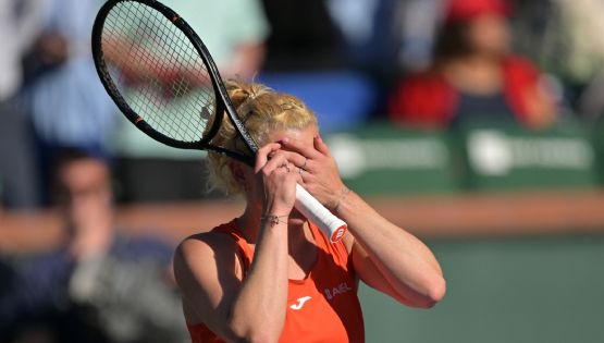 Frustración: Tenista se cae en el último punto y pierde el partido, luego desaira a su rival y sale de la cancha entre lágrimas