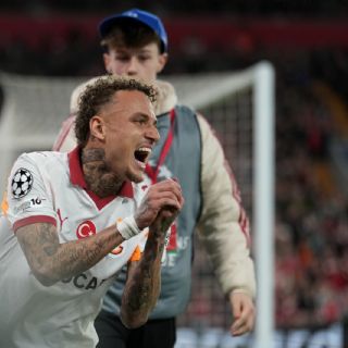 Futbolista casi pierde un pulgar tras chocar con una valla publicitaria