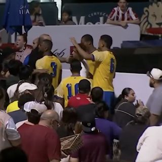 Futbolistas invaden gradas y buscan pelear con aficionados