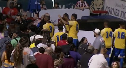 Pudo ser una tragedia: futbolistas inician pelea en la cancha e invaden las gradas para confrontar a los aficionados