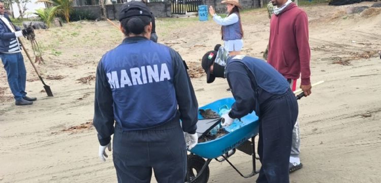 Suman 94.7 toneladas de residuos contaminados por derrame en playas de Veracruz y Tabasco